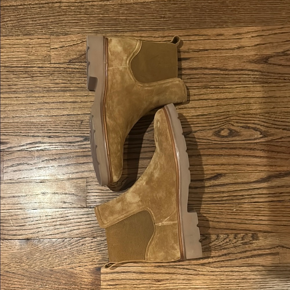 Women’s Tan Chelsea Boots